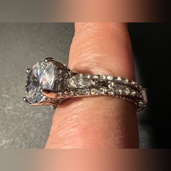 Woman’s ring - Picture 7 of 13